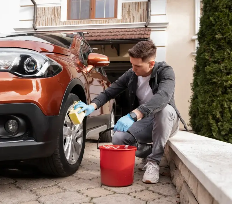 Lavage auto à domicile Moÿ-de-l'Aisne : professionnel intervenant sur un véhicule